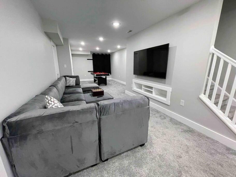 4 Bedroom 3 Bath Sleeps 10 Pet Friendly Private Backyard, 2 Car Garage, City Views, Close To All Stadiums And Casino Питсбърг Екстериор снимка