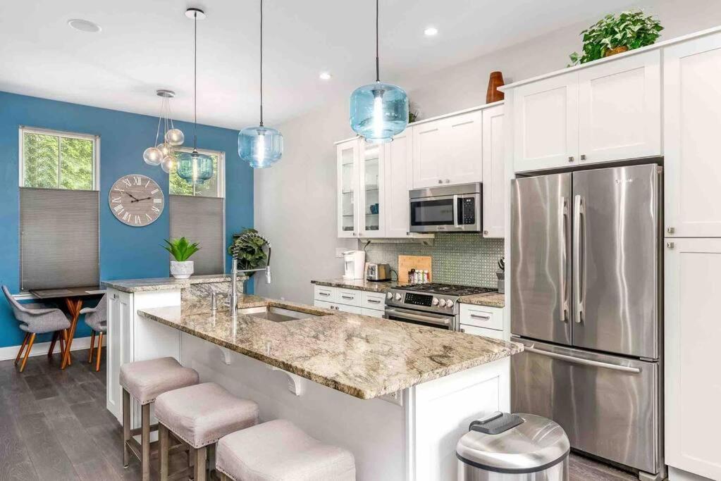 4 Bedroom 3 Bath Sleeps 10 Pet Friendly Private Backyard, 2 Car Garage, City Views, Close To All Stadiums And Casino Питсбърг Екстериор снимка