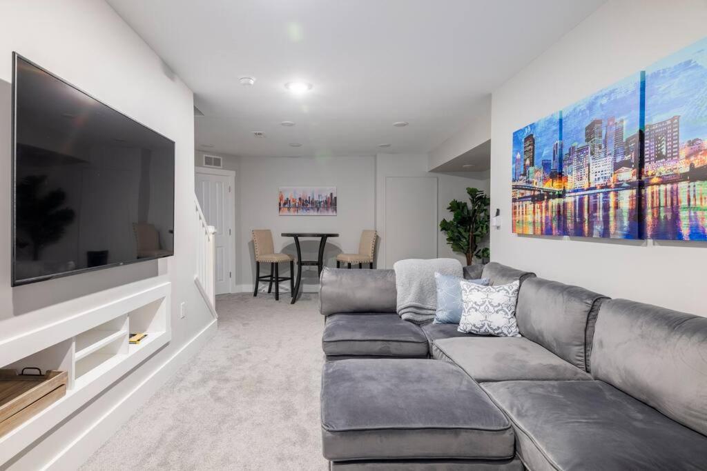 4 Bedroom 3 Bath Sleeps 10 Pet Friendly Private Backyard, 2 Car Garage, City Views, Close To All Stadiums And Casino Питсбърг Екстериор снимка