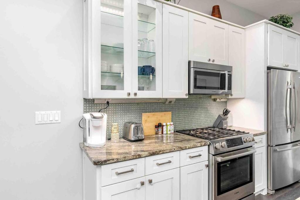 4 Bedroom 3 Bath Sleeps 10 Pet Friendly Private Backyard, 2 Car Garage, City Views, Close To All Stadiums And Casino Питсбърг Екстериор снимка