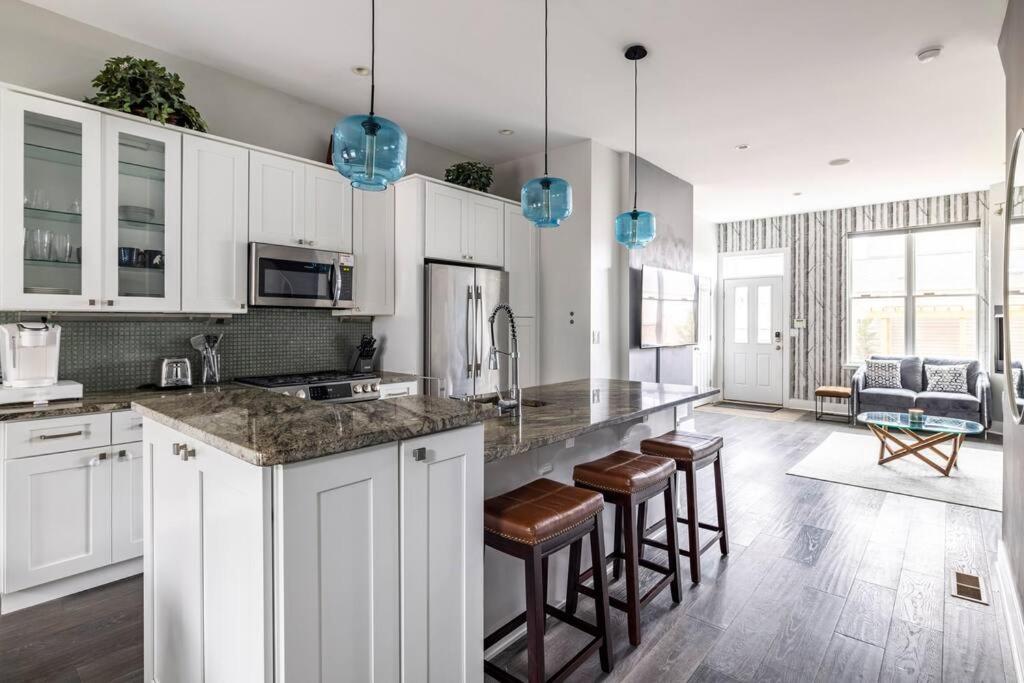 4 Bedroom 3 Bath Sleeps 10 Pet Friendly Private Backyard, 2 Car Garage, City Views, Close To All Stadiums And Casino Питсбърг Екстериор снимка