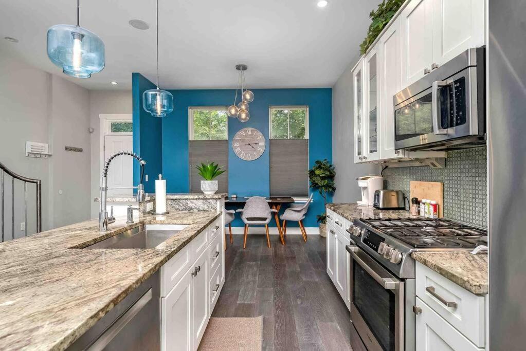 4 Bedroom 3 Bath Sleeps 10 Pet Friendly Private Backyard, 2 Car Garage, City Views, Close To All Stadiums And Casino Питсбърг Екстериор снимка